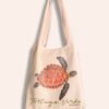 totebag_2026_0000s_0002_Tortuga 3.png Totebag “Tortuga Verde” – Chelonia mydas