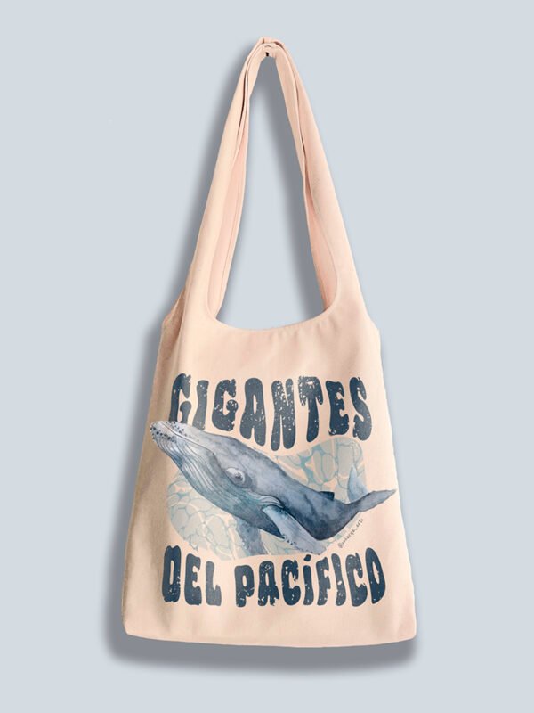 totebag_2026_0000s_0013_gigantes 3.png Totebag “Gigantes del Pacífico” – Megaptera novaeangliae