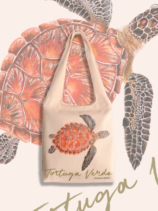 totebag_2026_0001s_0002_Tortuga 1.png Totebag “Tortuga Verde” – Chelonia mydas