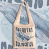 totebag_2026_0001s_0013_gigantes 1.png Totebag “Gigantes del Pacífico” – Megaptera novaeangliae