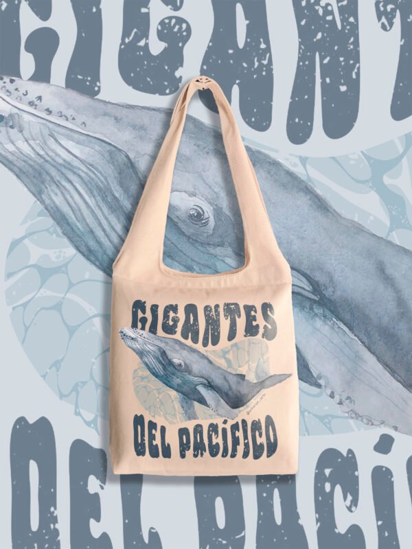 totebag_2026_0001s_0013_gigantes 1.png Totebag “Gigantes del Pacífico” – Megaptera novaeangliae